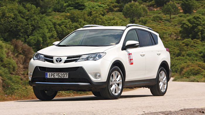 Το Toyota RAV4 έχει υψηλή απόσταση από το έδαφος και μπορεί να κινηθεί εκτός δρόμου με άνεση σε «ήπιες» διαδρομές.